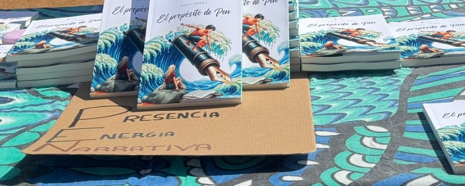 Ejemplares de El propósito de Pen sobre una mesa con un cartel que dice Presencia, Energía, Narrativa