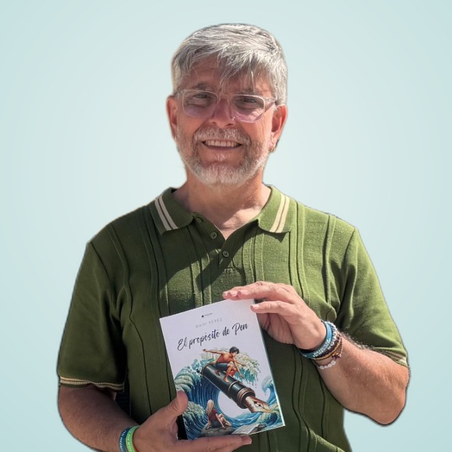 Mani Pérez sonriendo con su libro El propósito de Pen en las manos