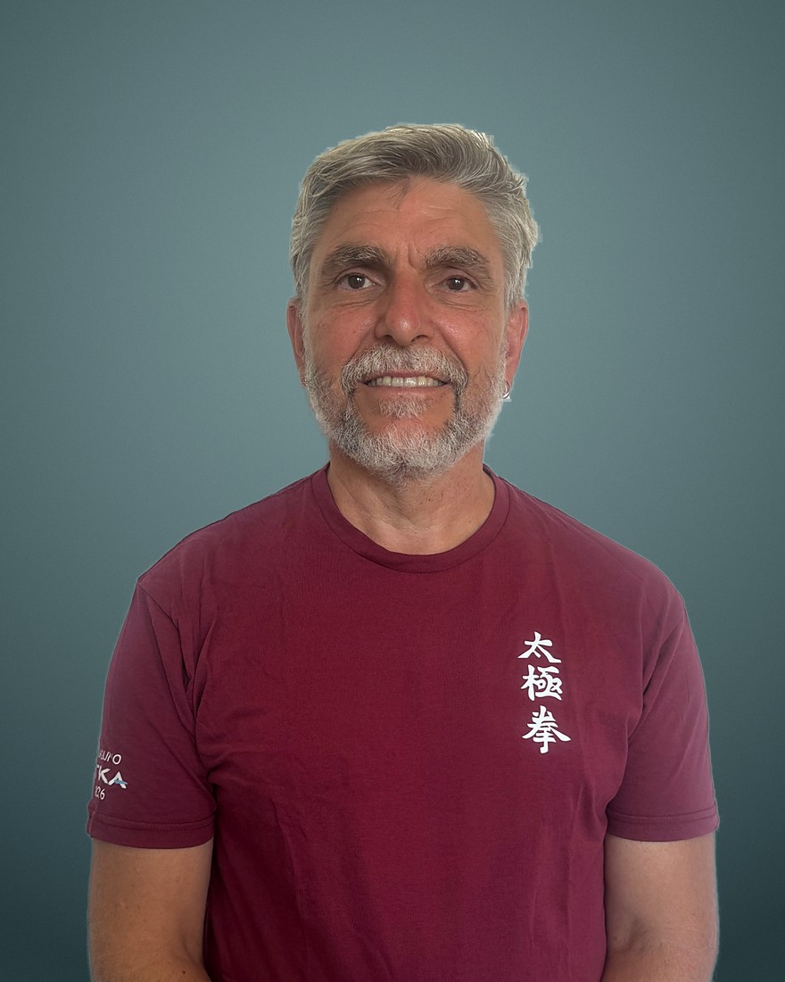 Mani Pérez con la camiseta granate de Tai Chi de la ITKA